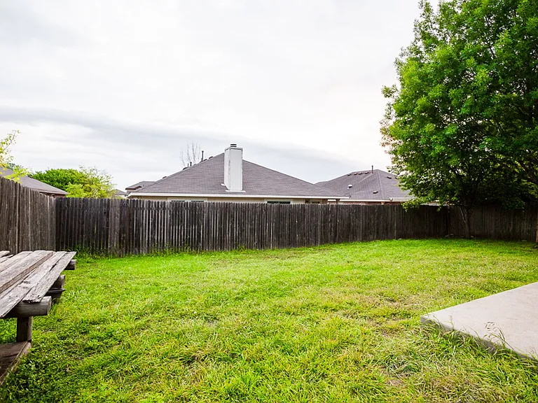 115 Brazos Ln — Photo 28