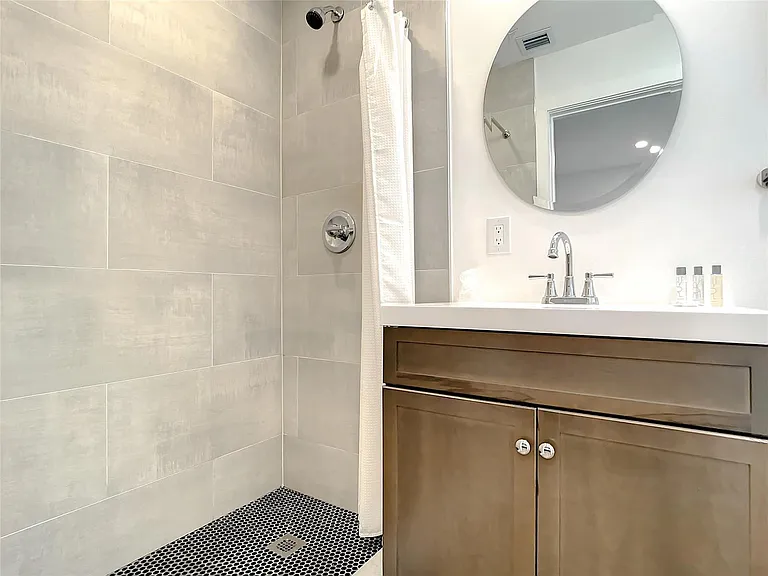 2100 NE 45th St #1 — Photo 16