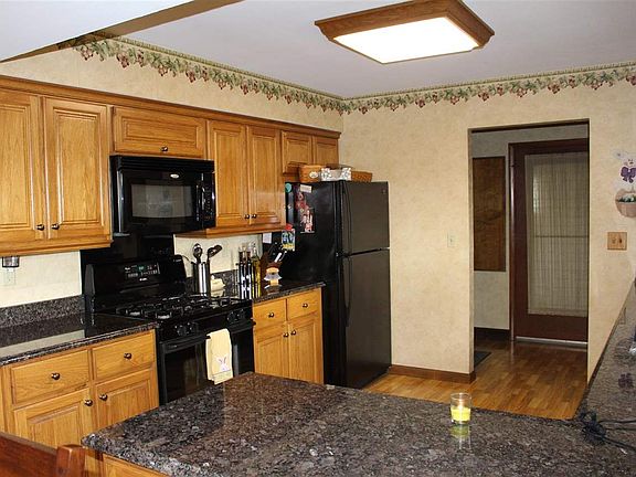 3rd image of 221 Oakwood Dr