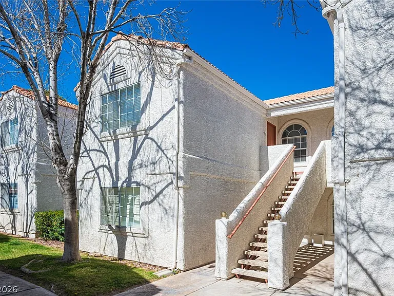1800 Edmond St #207 — Photo 2