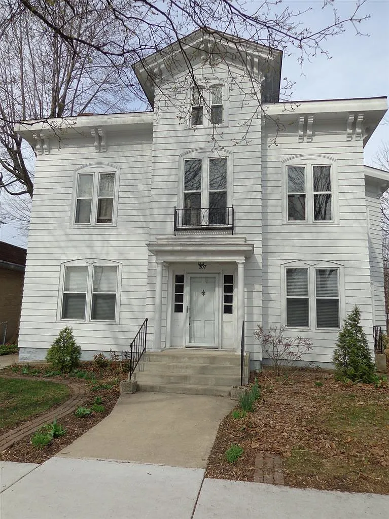 207 Washington St photo 1