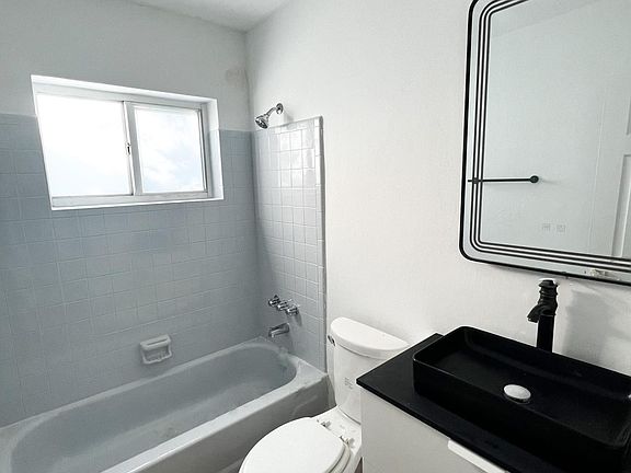 4th image of 251 SE 6th Ave APT 15