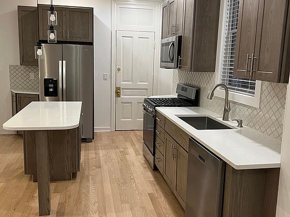 2nd image of 2765 N Kenmore Ave #1F