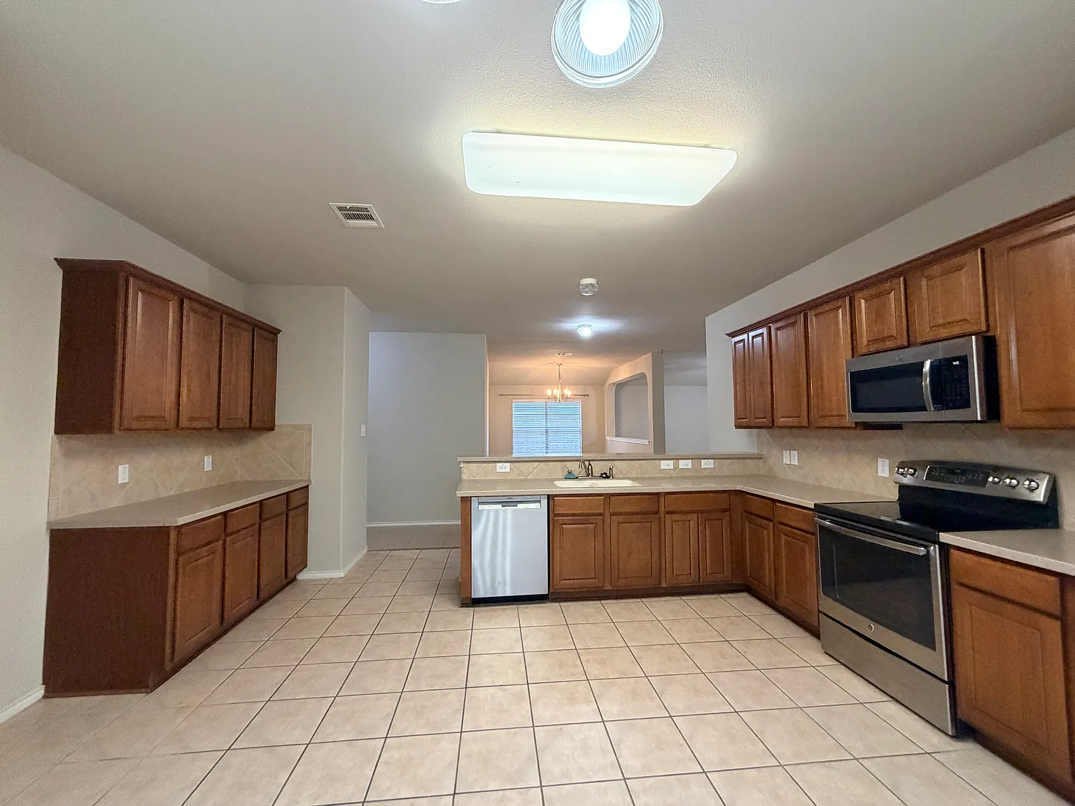 3 bed, 1976 sqft, $1,699 — Photo 4