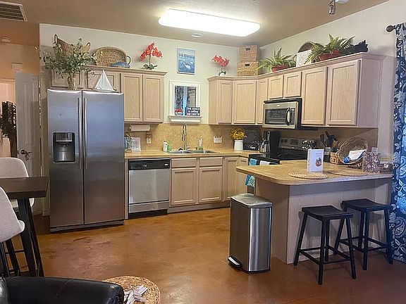5th image of 325 Oleander Ave #2