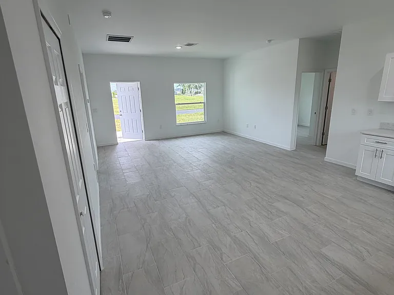 1409 NE 23rd St — Photo 3