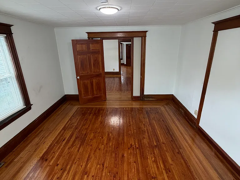 103 Winton Rd S — Photo 9