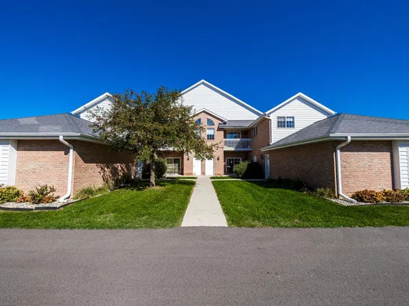 N25W24129 River Park DRIVE #7, Pewaukee, WI 53072
