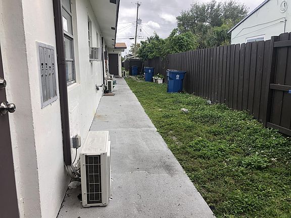 4th image of 214 SW 15th St #2
