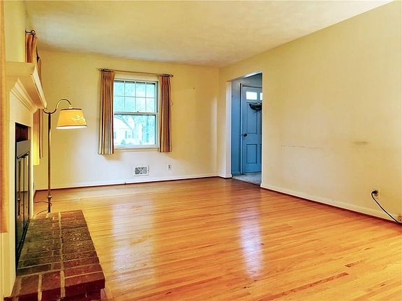 4th image of 1060 Cherry Hill Ln