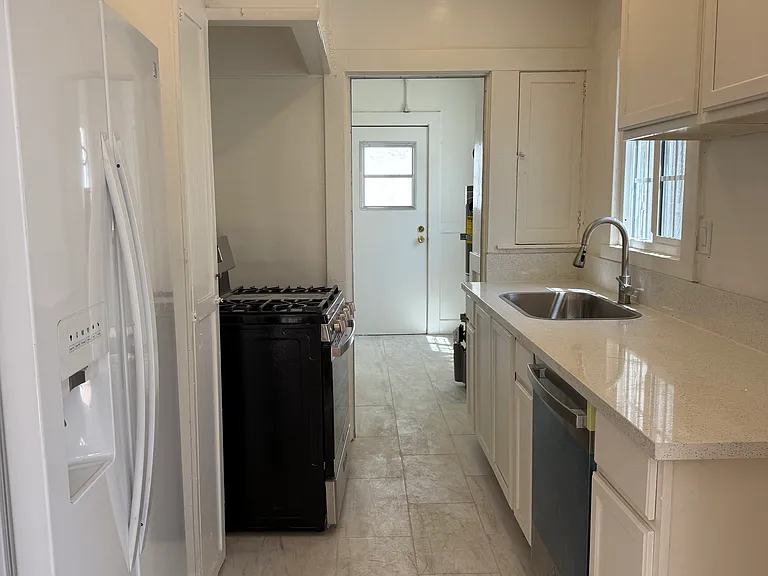 1326 N Serrano Ave #1326 — Photo 6