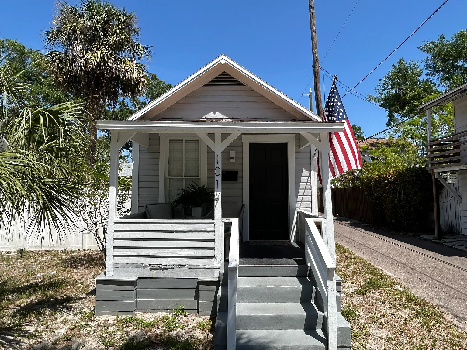 1017 Dartmoor St N — Photo 4