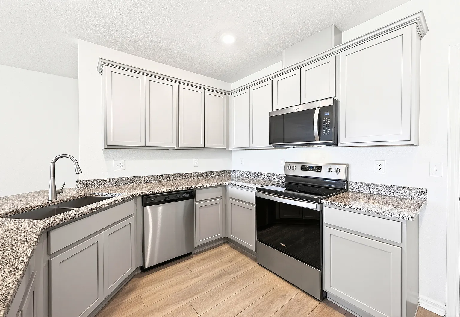 Modern 3-bedroom, 2.5-bath townhome for rent in Sanford — Photo 3