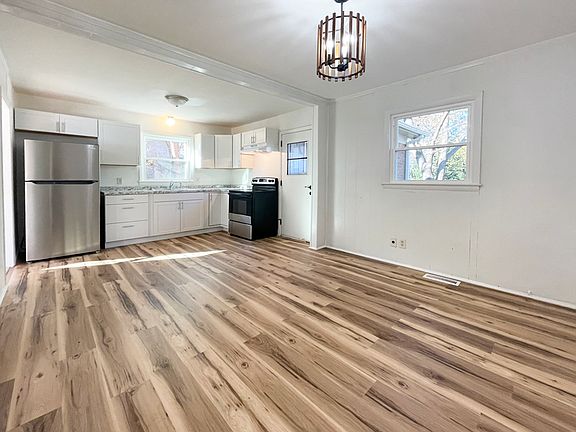 Kitchen and dining space of 1725 Dallas Av.