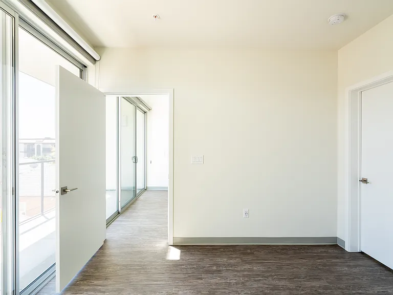 2828 Broadway — Photo 24