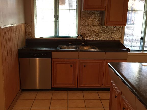 3rd image of 806 Briarwood Ln