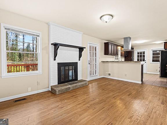 4th image of 816 Valley Creek Dr