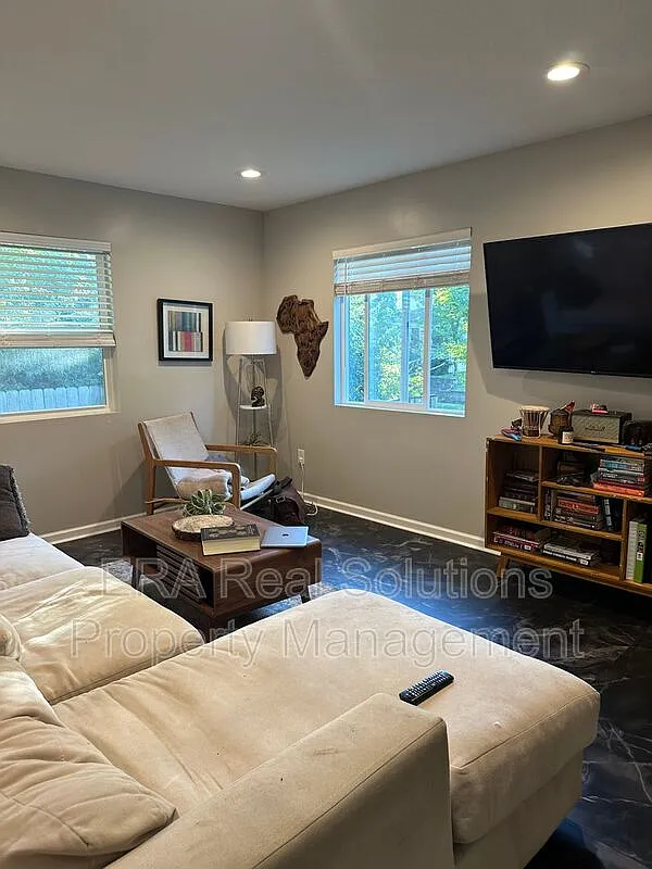 3 bed, 2.0 bath, 775 sqft, $1,550 — Photo 4