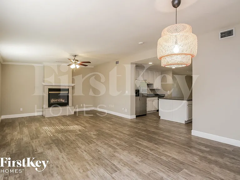 1001 E Seldon Ln — Photo 5