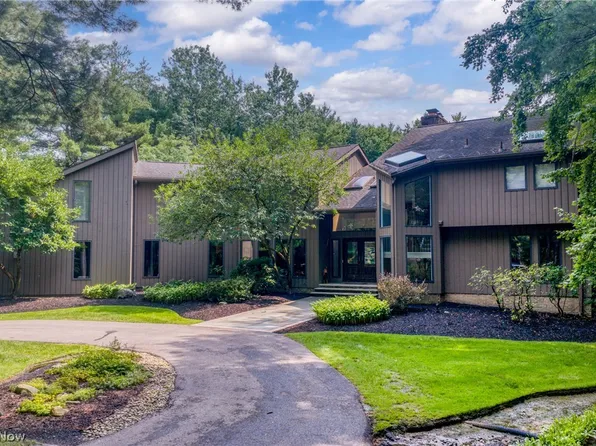 50 E Juniper Ln, Moreland Hills, OH 44022