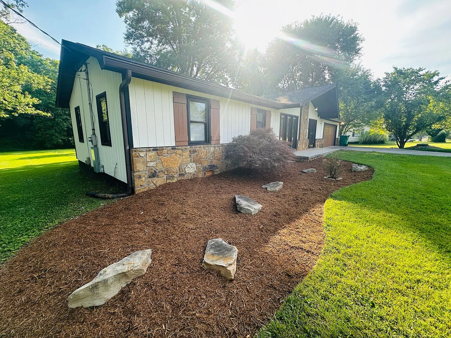Large 2 bed/2bath & 2-car garage on huge yard — Photo 2
