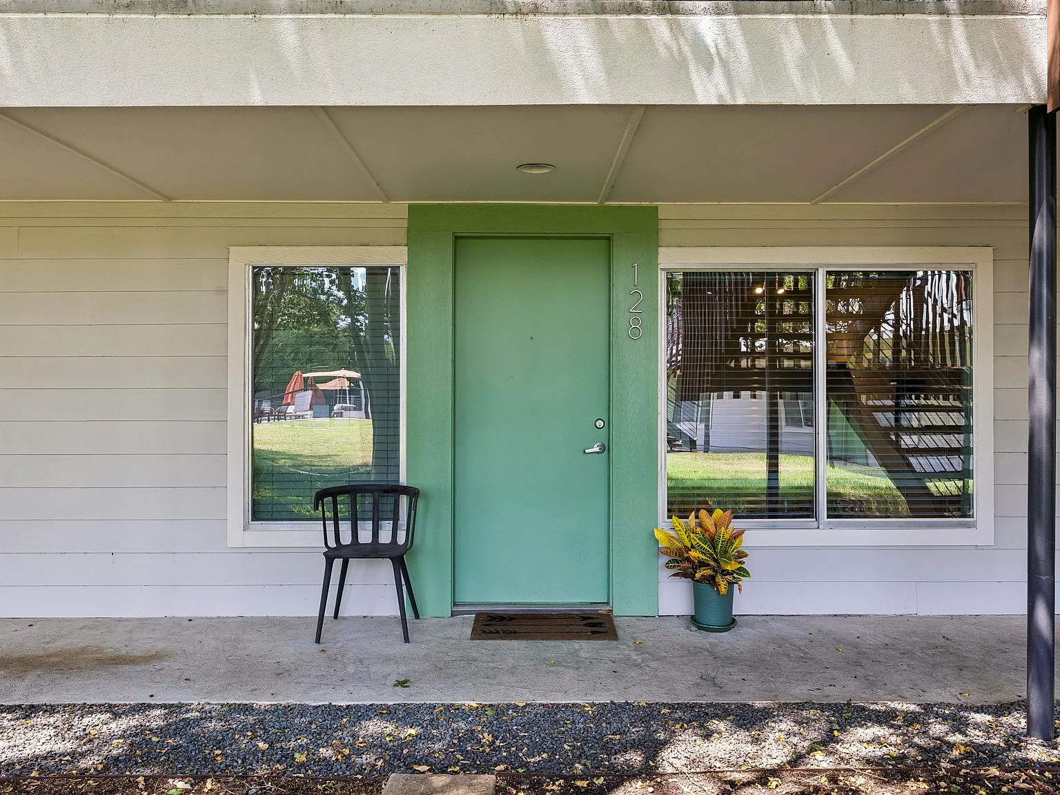 2 bed, 1.0 bath, 736 sqft, $2,200 — Photo 3