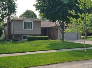 38412 Sutton Dr, Sterling Heights, MI 48310