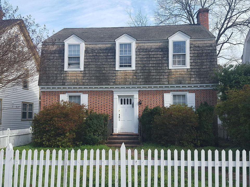 1st floor 3 bedrooms and living Rm n Kitchen, 2nd floor 3 Br