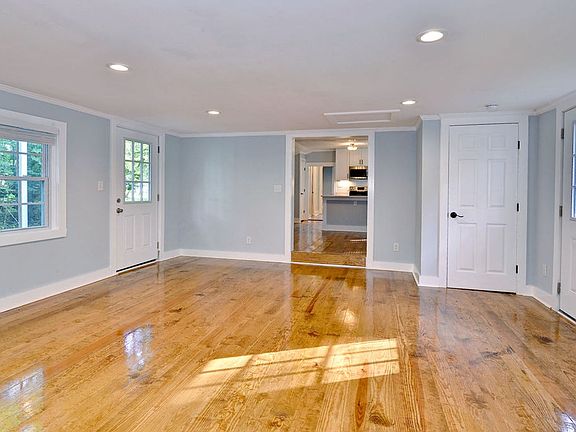 5th image of 202 Olde Pond Ln