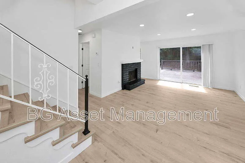 3 bed, 2.5 bath, 1527 sqft, $3,250 — Photo 2