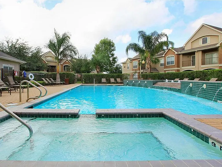 Las Palmas Apartments — Photo 10