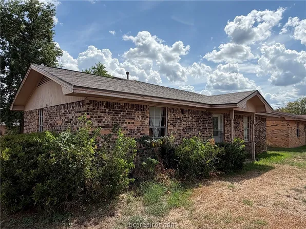 920 E Burnett St, Calvert, TX 77837