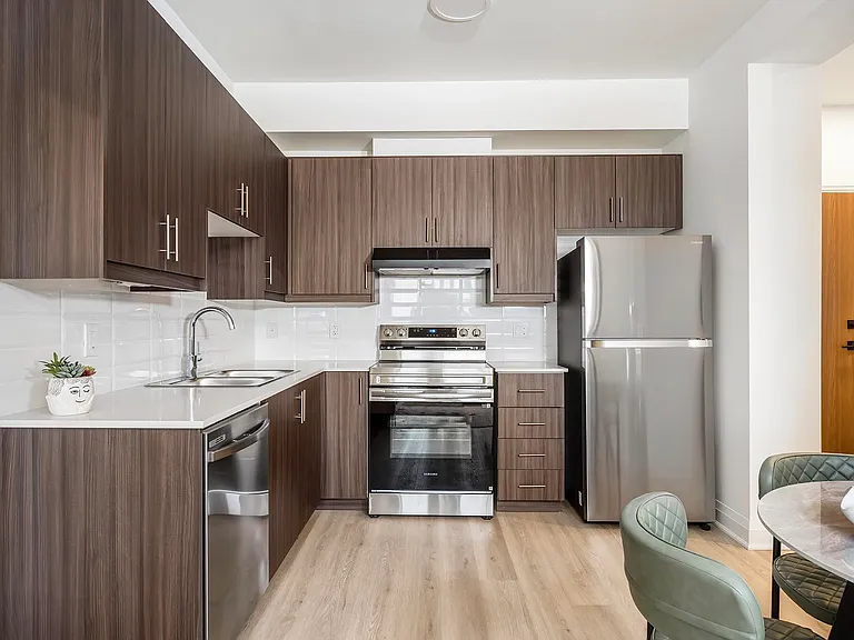 1021 W 5th St — Photo 31
