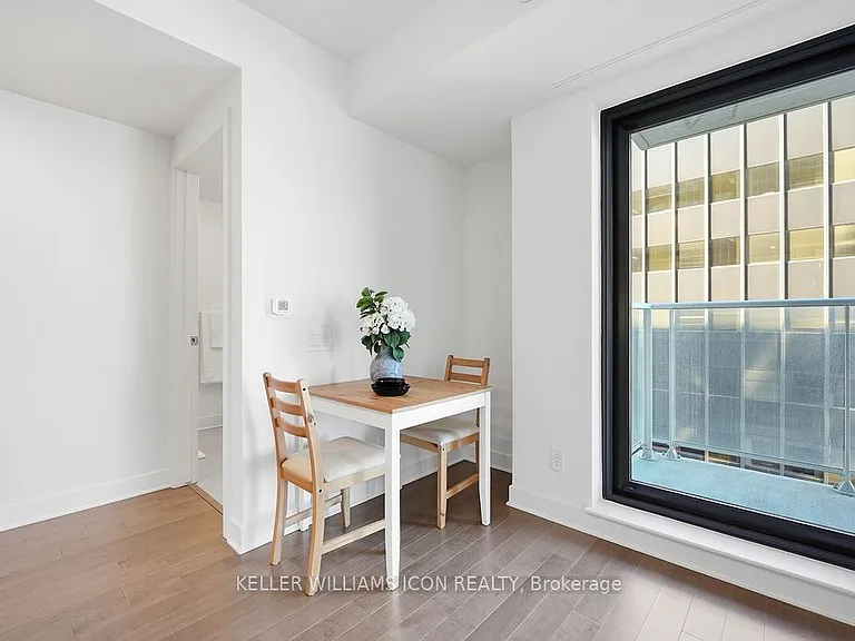 180 George St #1002 — Photo 15