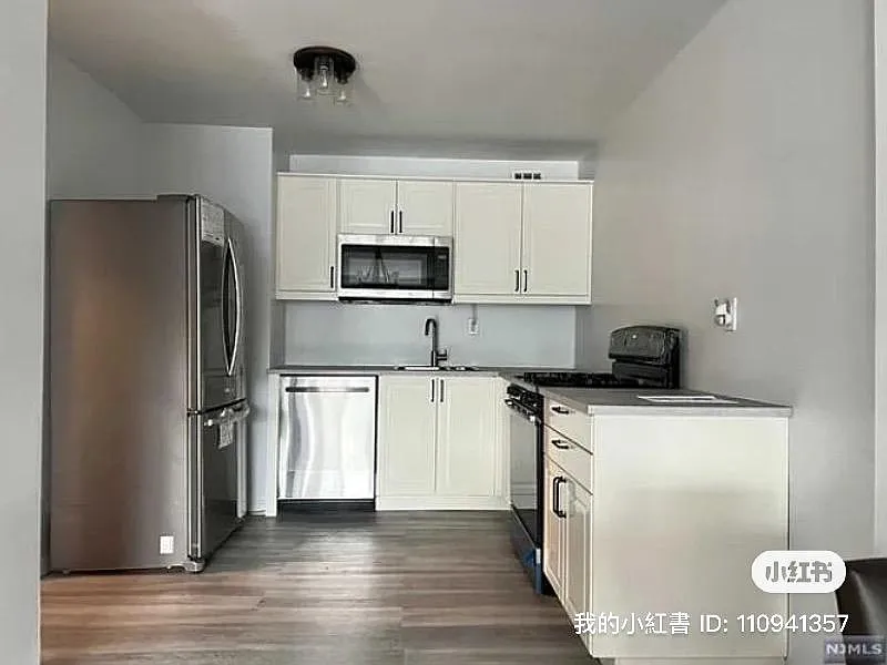 Studio, 600 sqft, $2,400 — Photo 3
