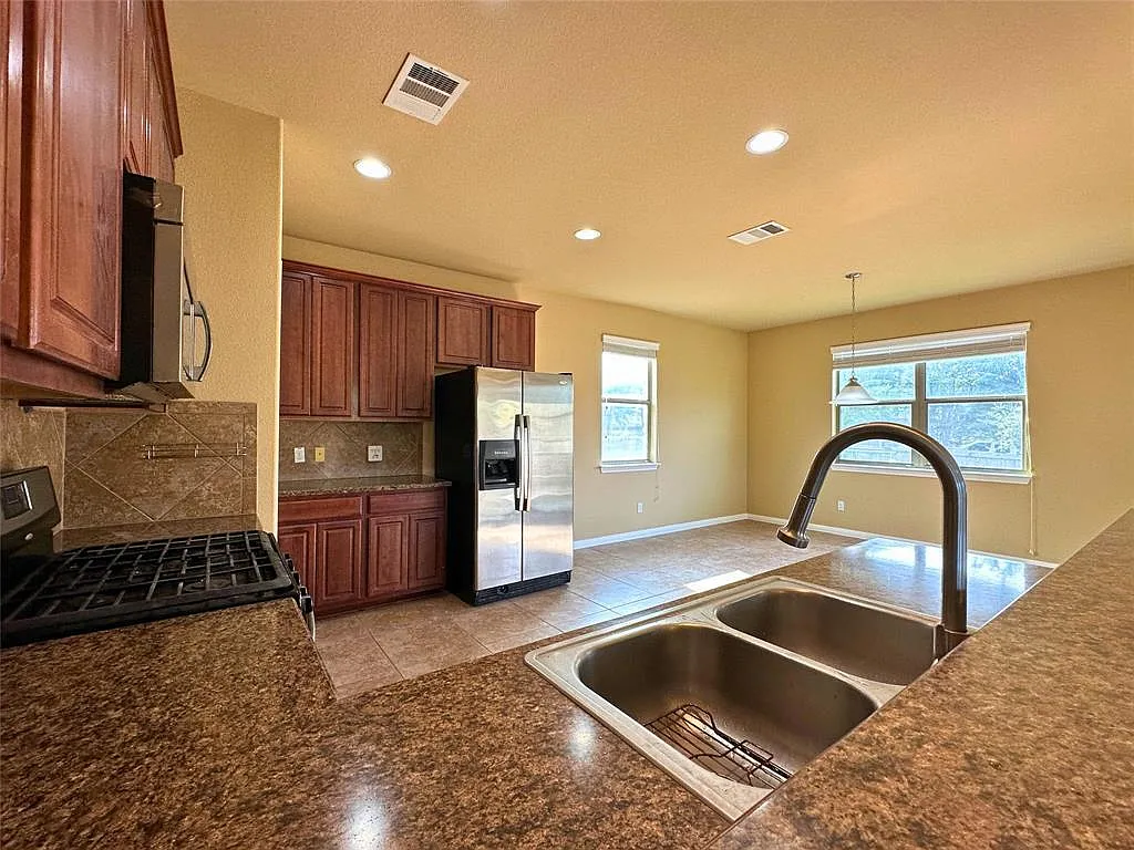 4 bed, 3.5 bath, 2476 sqft, $2,850 — Photo 3