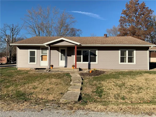 420 W 7th St, Saint Elmo, IL 62458