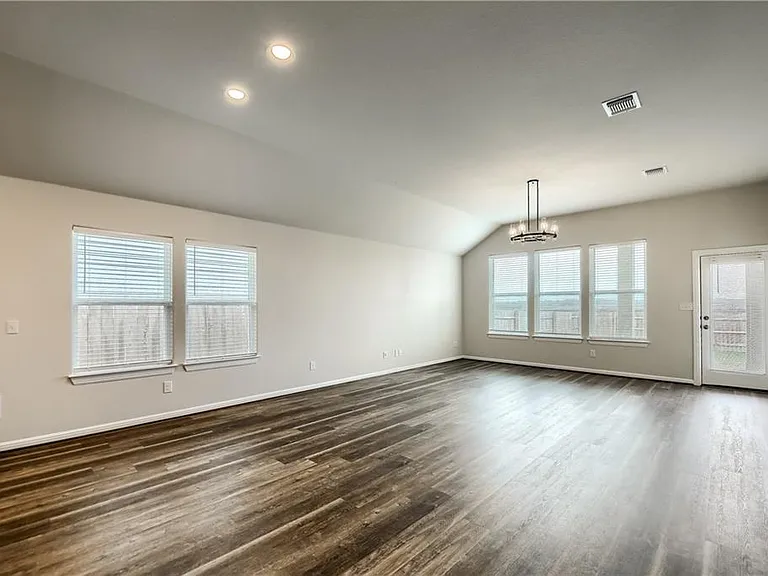 113 Thurston Dr — Photo 9