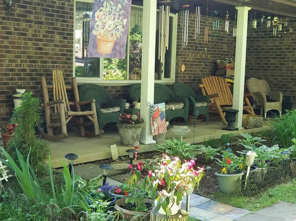 295 Elk Lake Dr, Waymart, PA 18472