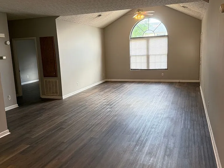 105 John Paul Ave — Photo 2