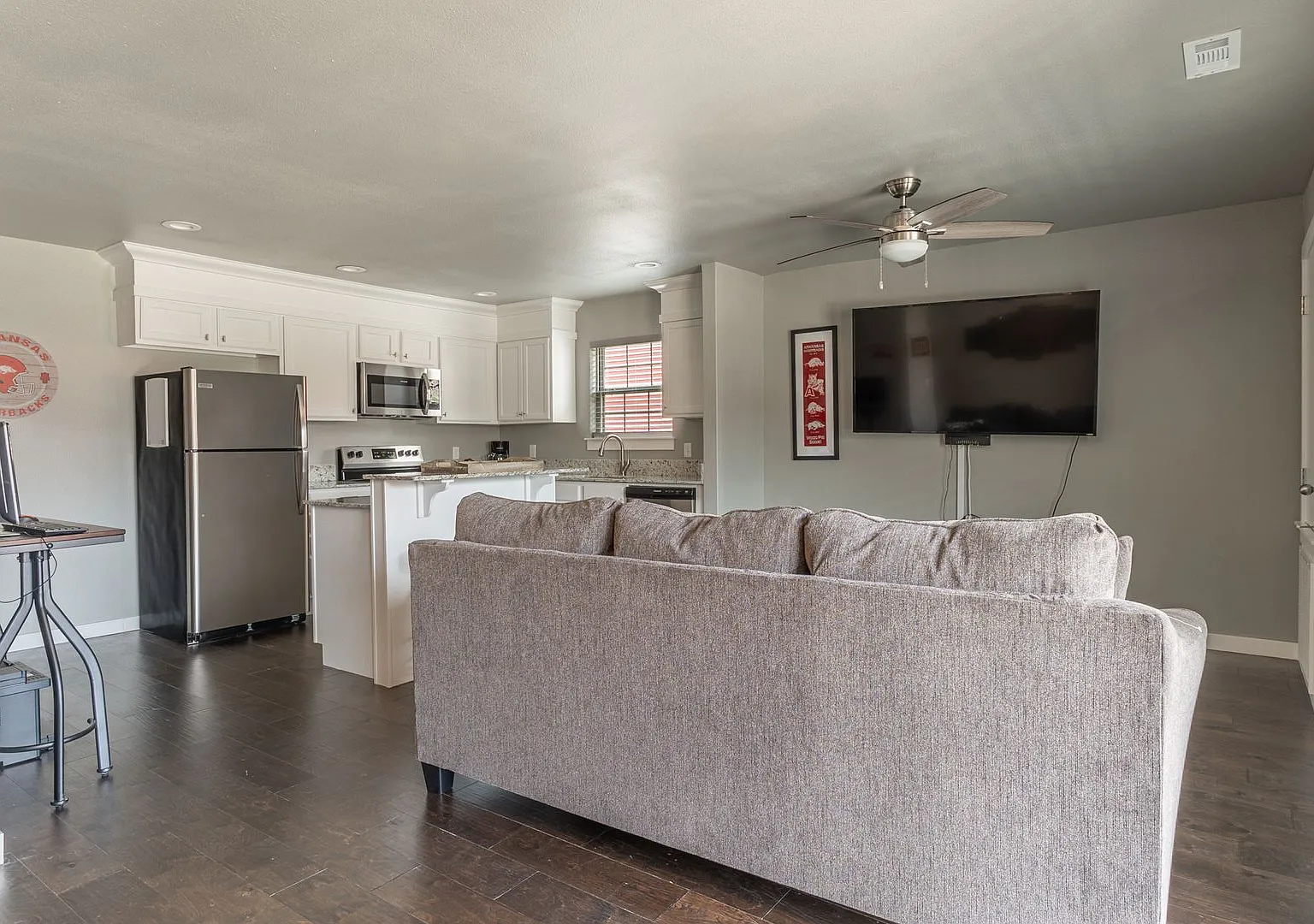 Fully Furnished Condo!! 3 bedroom 2.5 bath minutes from the U of A — Photo 3