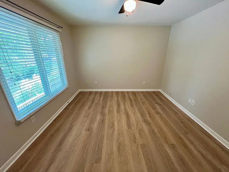 605 Picadilly Sq — Photo 12