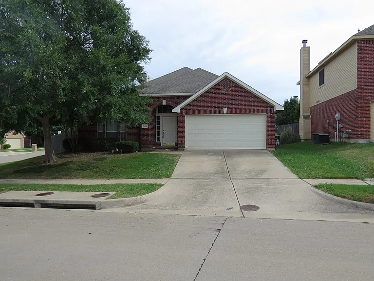 5001 Lake Crest Dr — Photo 2