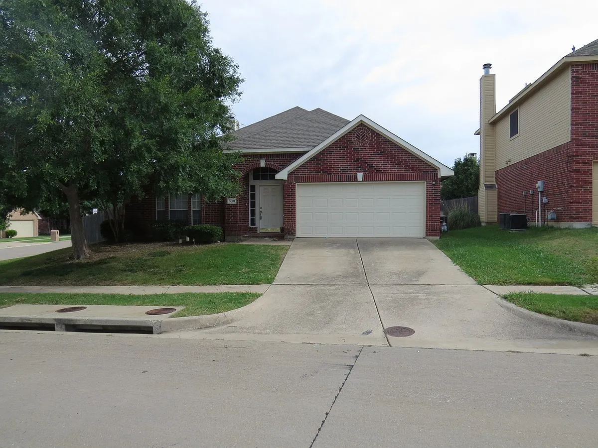 Building Photo - 5001 Lake Crest Dr
