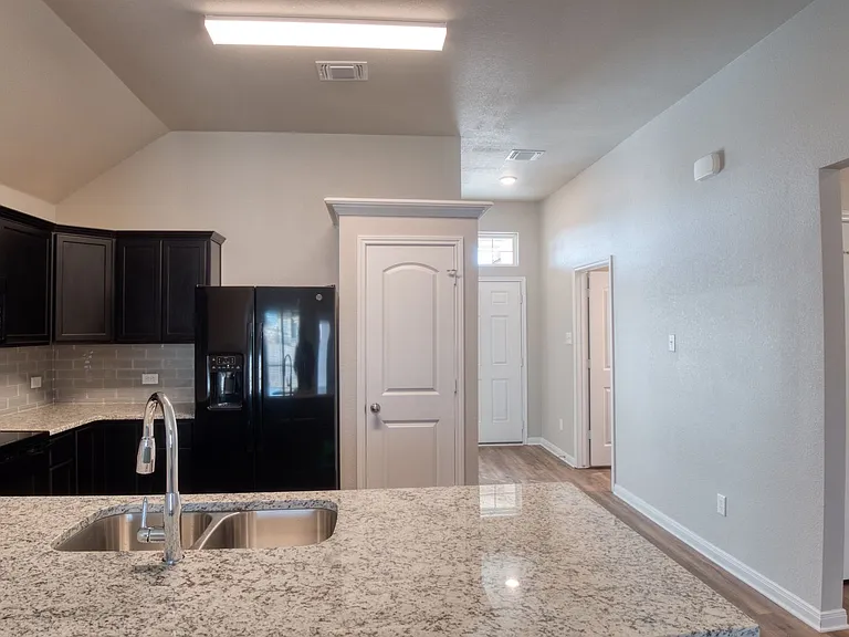 610 Hollyhock Dr — Photo 4