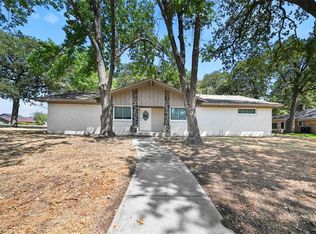 2346 Robinhood Dr, Grand Prairie, TX 75050