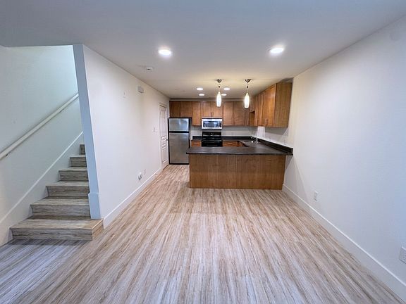 4th image of 711 W 32nd 1/2 St #156