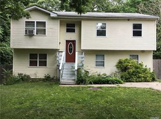 11 Park Ln, Middle Island, NY 11953