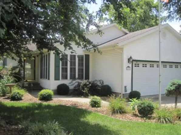 208 Dorris Dr, Fairfield, IL 62837