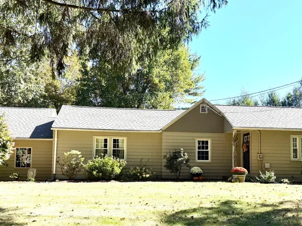 2 Woodbine Lane, Newtown, CT 06470